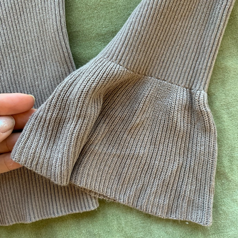 Cropped Turtle Neck Ribbed Shirt - Picture 8 of 11